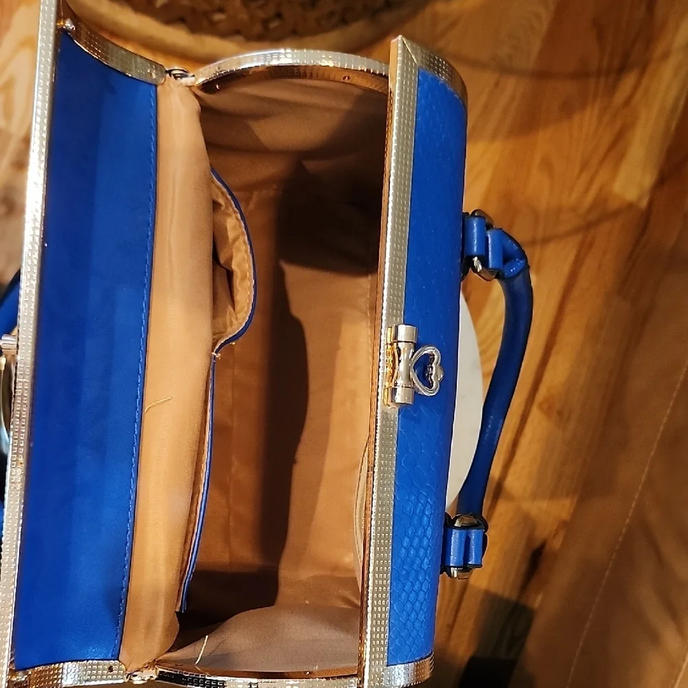 Elegant Blue Crocodile-Embossed Women's Handbag - Picture 7 of 8